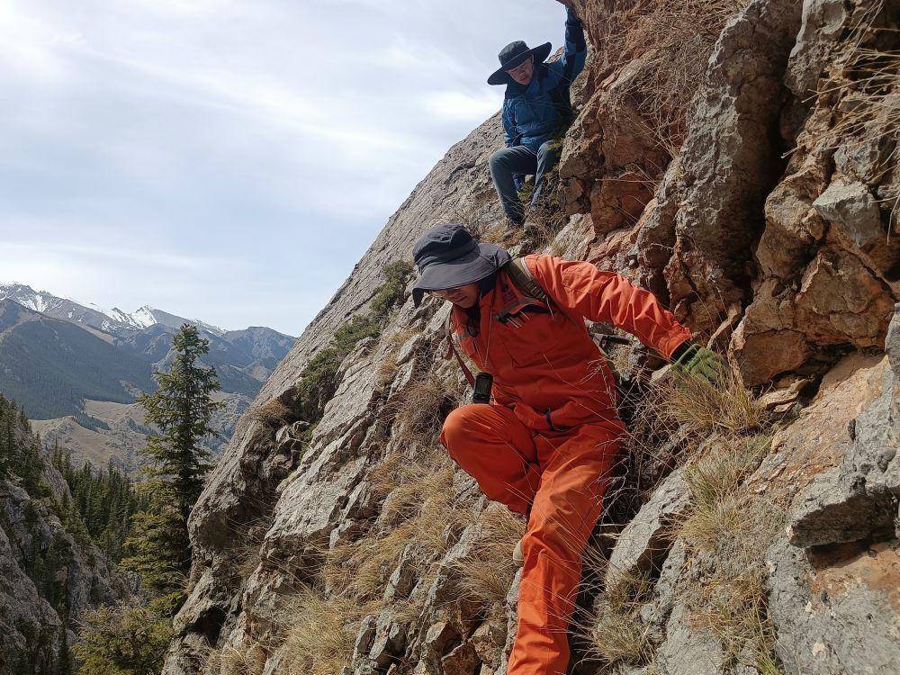 繁星点点——探访山东省地矿局第六地质大队ag真人平台第一游戏肩扛千钧重负 眼见(图1)